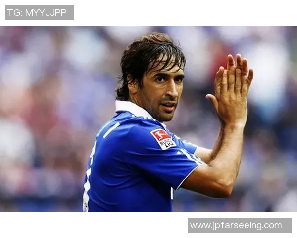 当足球俱乐部球星驾车出行时展现出的速度激情与生活瞬间